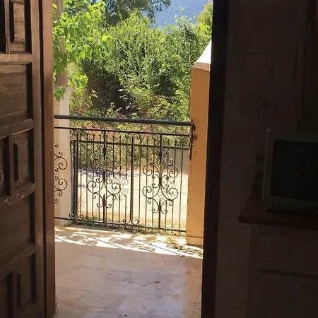 Antonia's Apartments-traditional House Next To The Beach